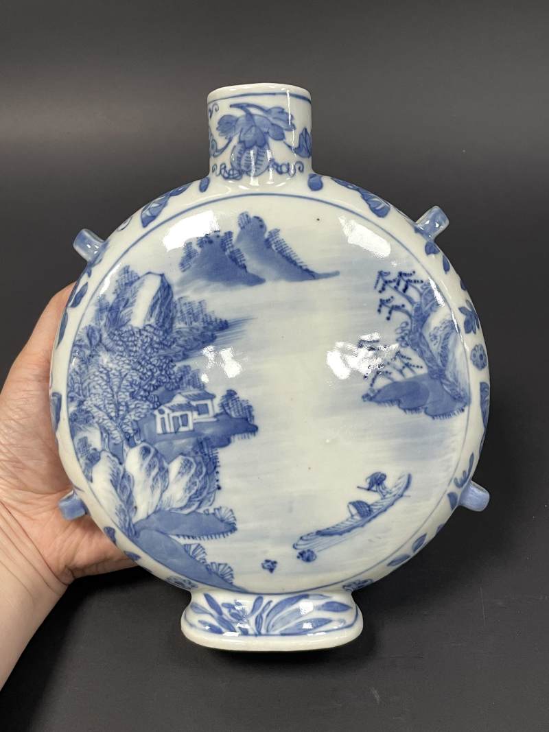 清嘉庆 青花瓜瓞绵绵开光山水人物诗文穿带扁瓶 - 图2