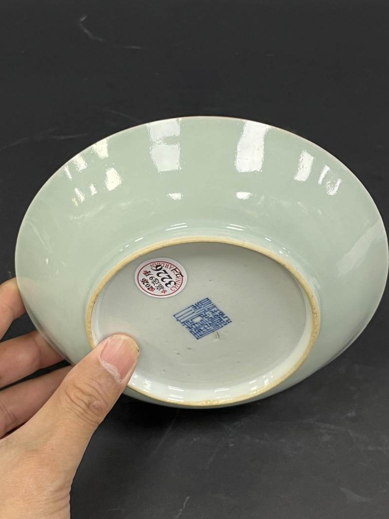 清乾隆 青釉粉彩花蝶纹盘一对 - 图4