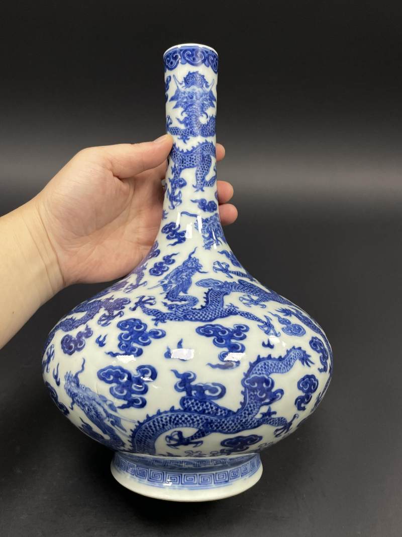 清道光 青花九龙图荸荠瓶 - 图5