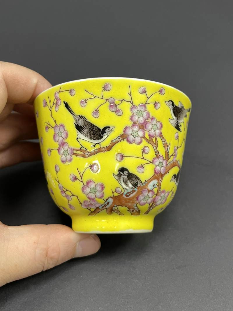 清光绪 黄地粉彩喜鹊登梅图杯 - 图2