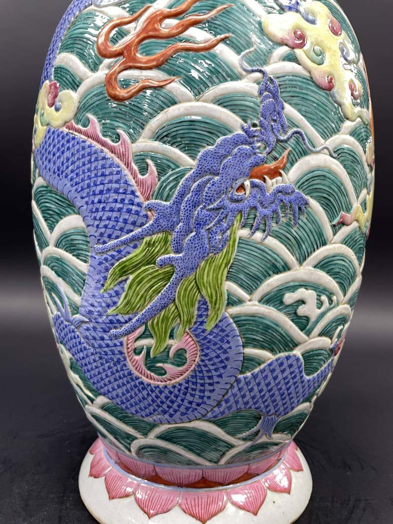 清中期 粉彩凸花海水龙纹螭耳大瓶 - 图8