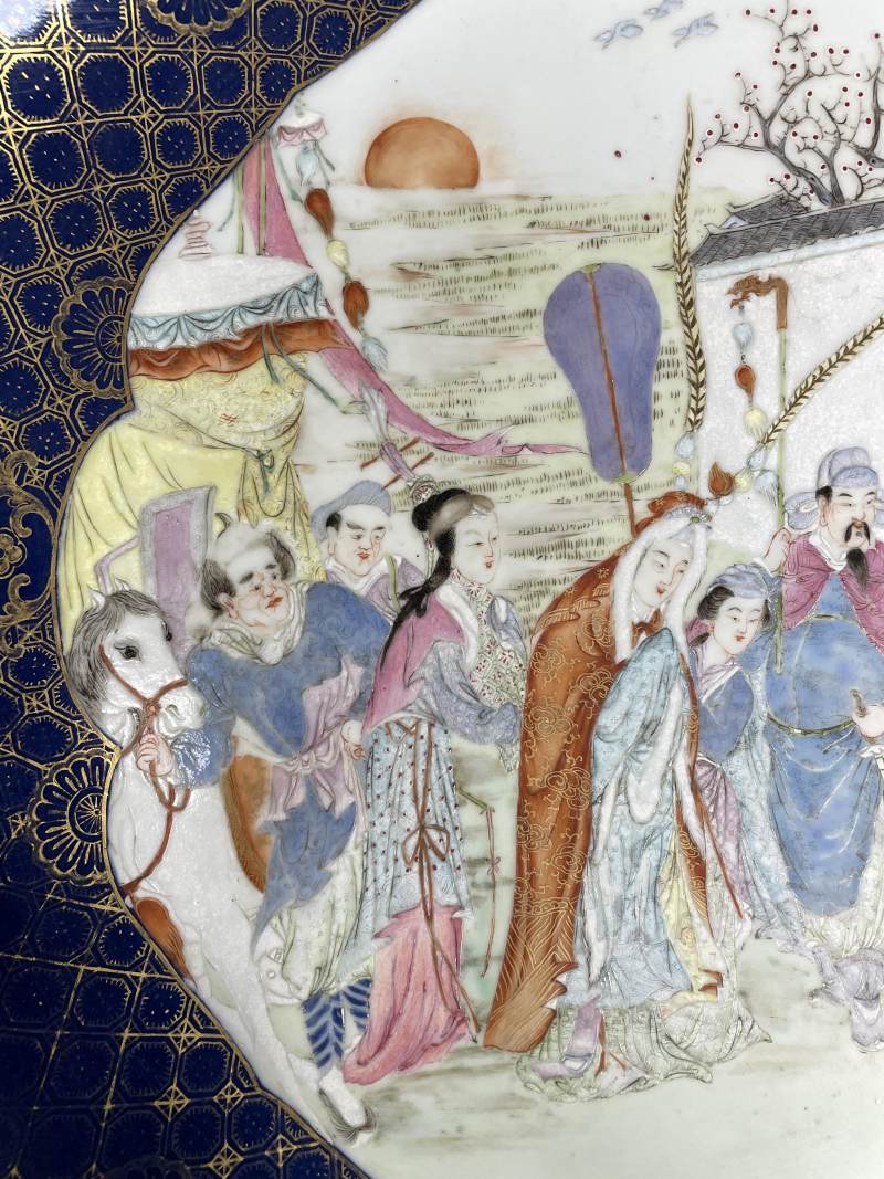 清晚期 蓝釉描金锦地开光粉彩昭君出塞图大盘 - 图4