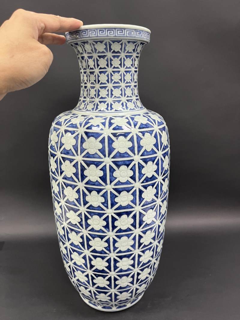 清乾隆 青花锦地朵梅纹棒槌瓶 - 图4