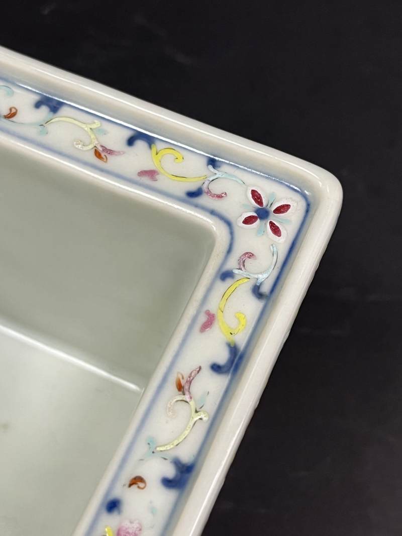 清道光 青花洋彩缠枝莲蝠纹四方水仙盆 - 图11