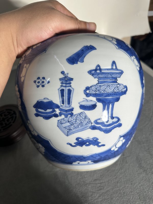 清康熙 青花冰梅开窗博古纹罐 - 图4