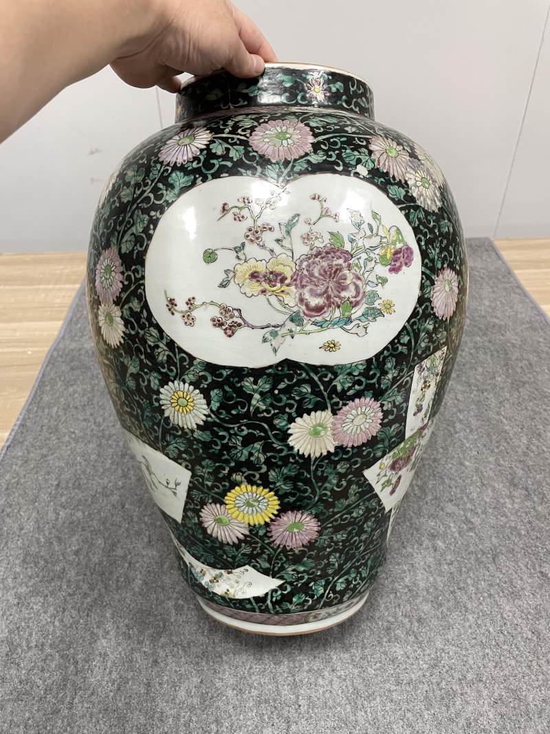 清雍正 墨地粉彩开光花鸟纹大将军罐 - 图3