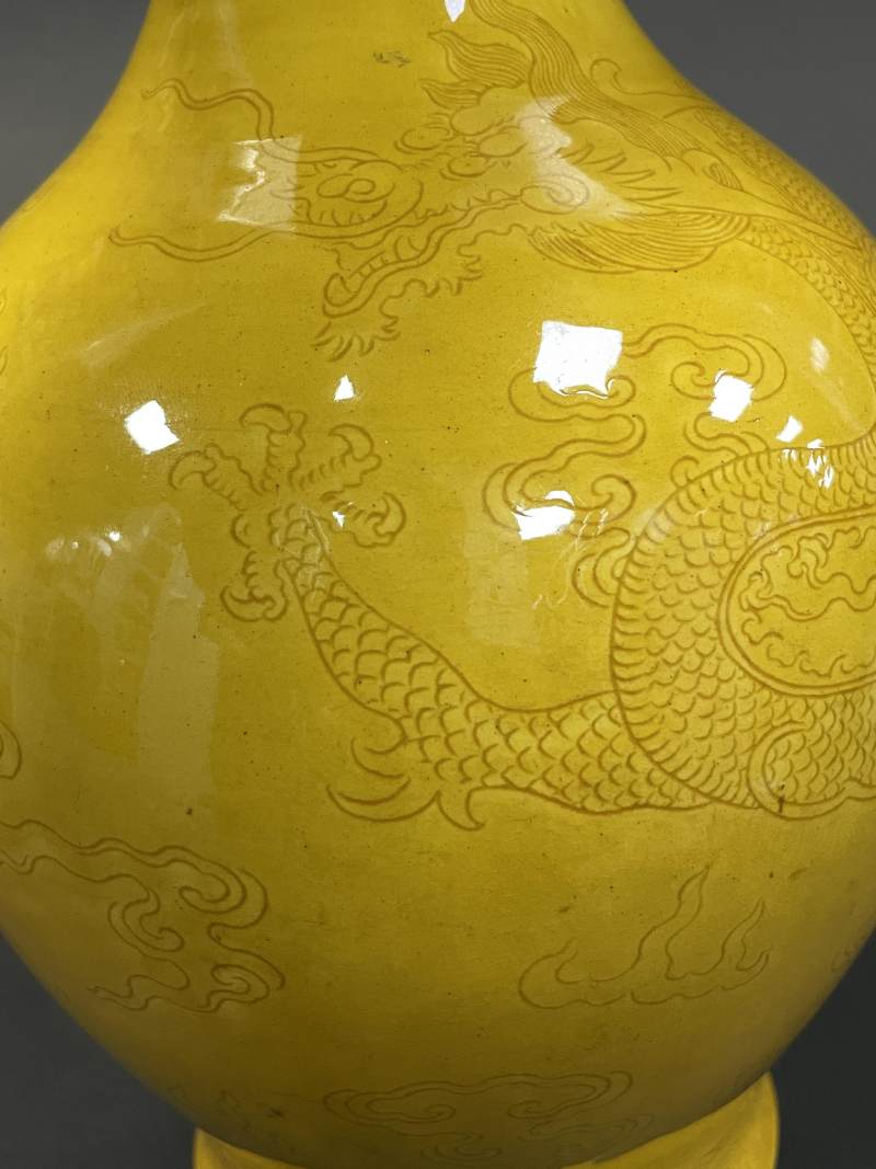 清中期 黄釉暗刻云龙纹橄榄瓶 - 图10