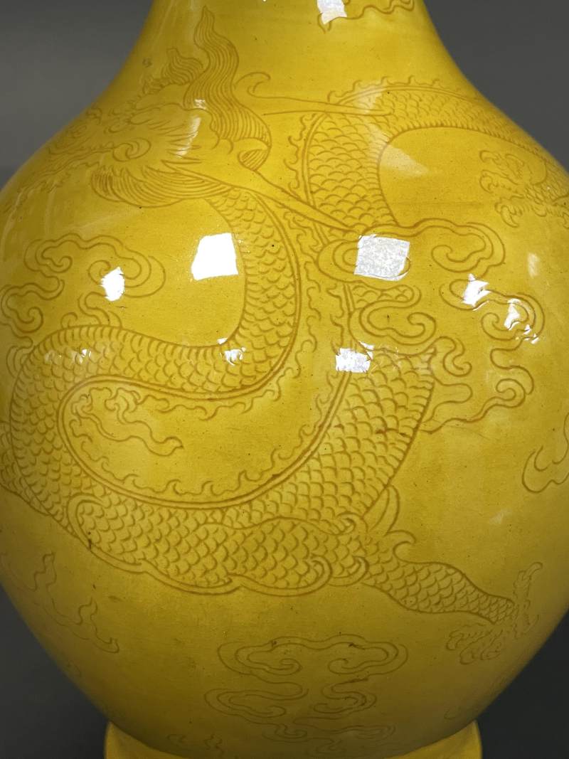 清中期 黄釉暗刻云龙纹橄榄瓶 - 图11