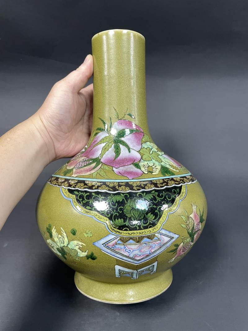 清晚期 茶叶末釉粉彩三多纹荸荠瓶 - 图4