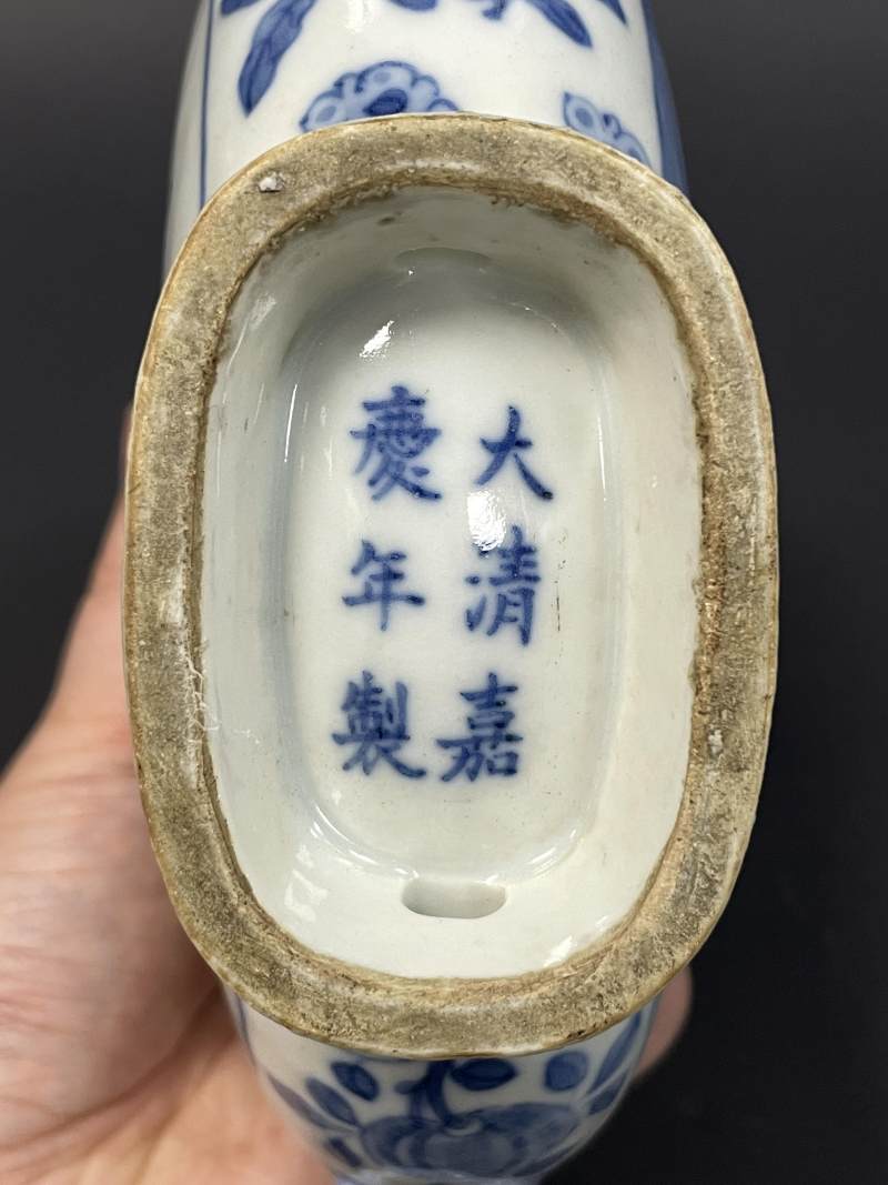 清嘉庆 青花瓜瓞绵绵开光山水人物诗文穿带扁瓶 - 图17