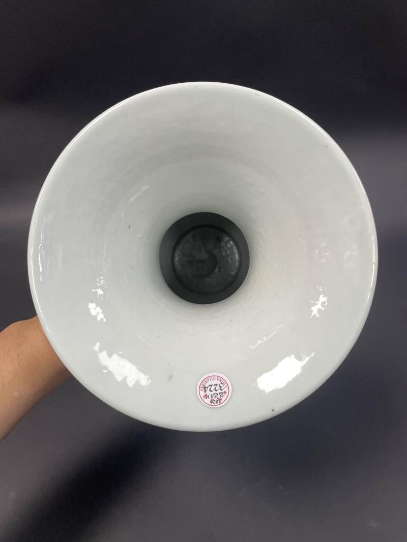 清乾隆 青花云蝠八宝纹花耳瓶 - 图9