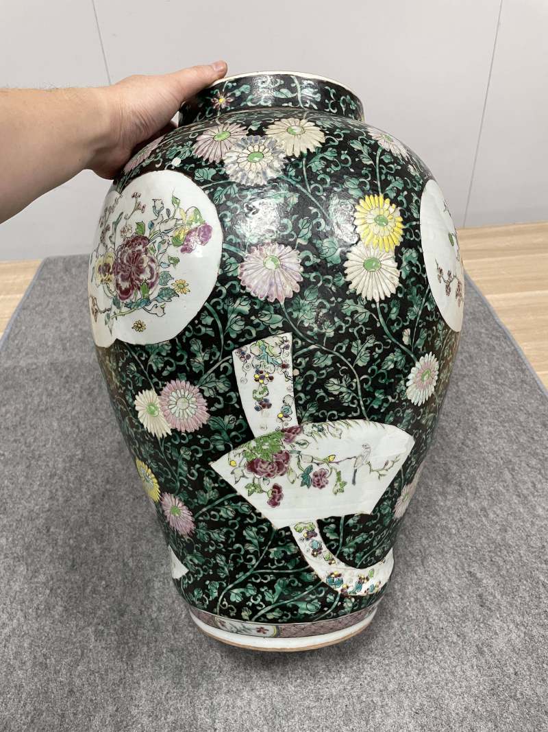 清雍正 墨地粉彩开光花鸟纹大将军罐 - 图4