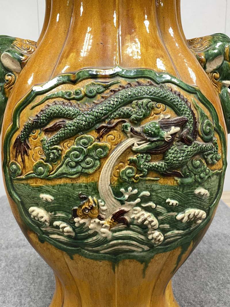 清 珐华鱼化龙纹海棠形狮耳大尊 - 图23