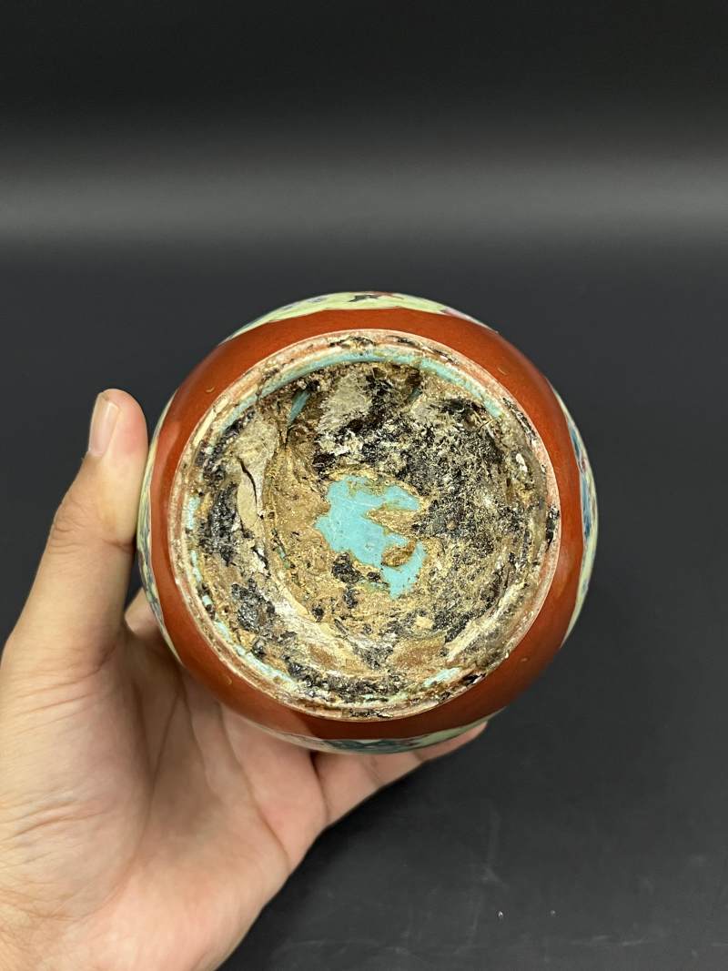 清乾隆 珊瑚红釉描金花卉开光粉彩婴戏图蝶耳尊一对 - 图9