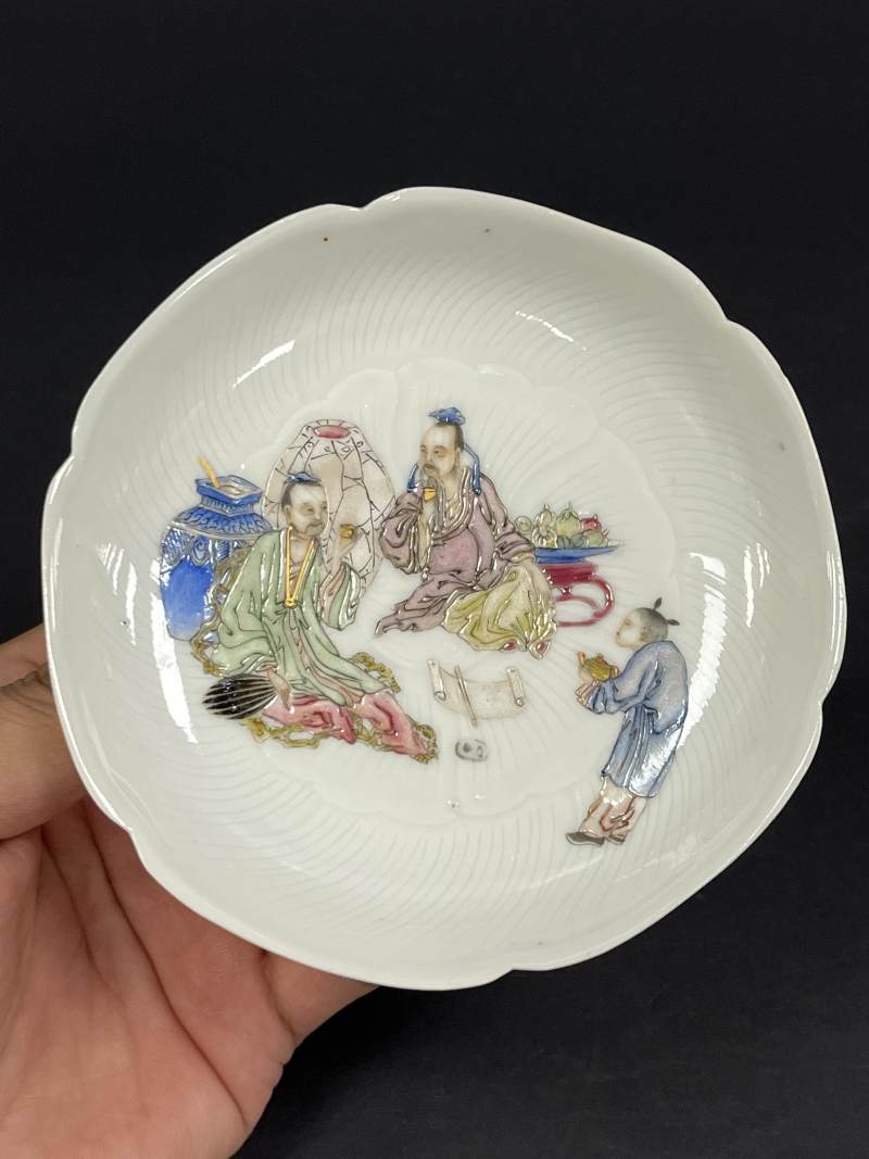 清乾隆 暗刻花卉粉彩高士图花口盘四只 - 图2
