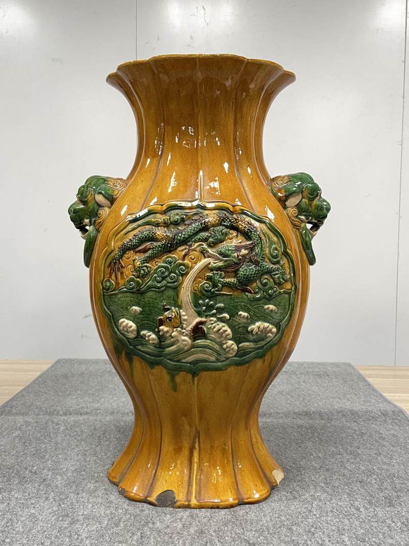 清 珐华鱼化龙纹海棠形狮耳大尊 - 图2