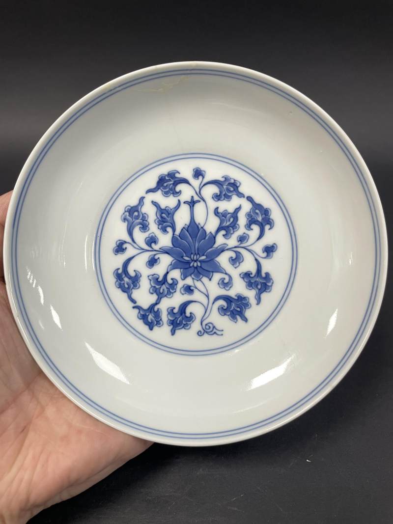 清康熙 仿成化青花缠枝莲纹盘 - 图2