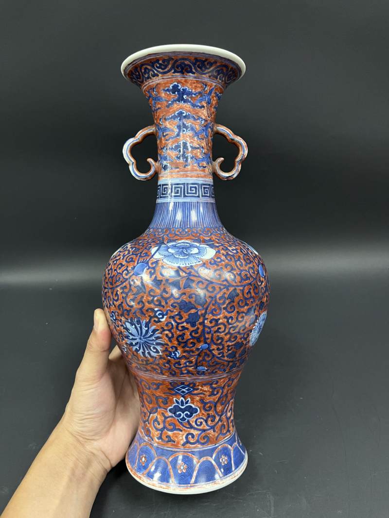 清晚期 珊瑚红地青花缠枝花卉纹云耳瓶 - 图4