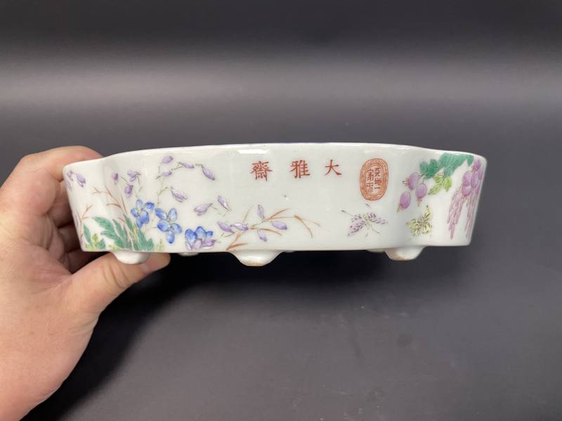 清光绪 粉彩紫藤花蝶图海棠形水仙盆一对 - 图3