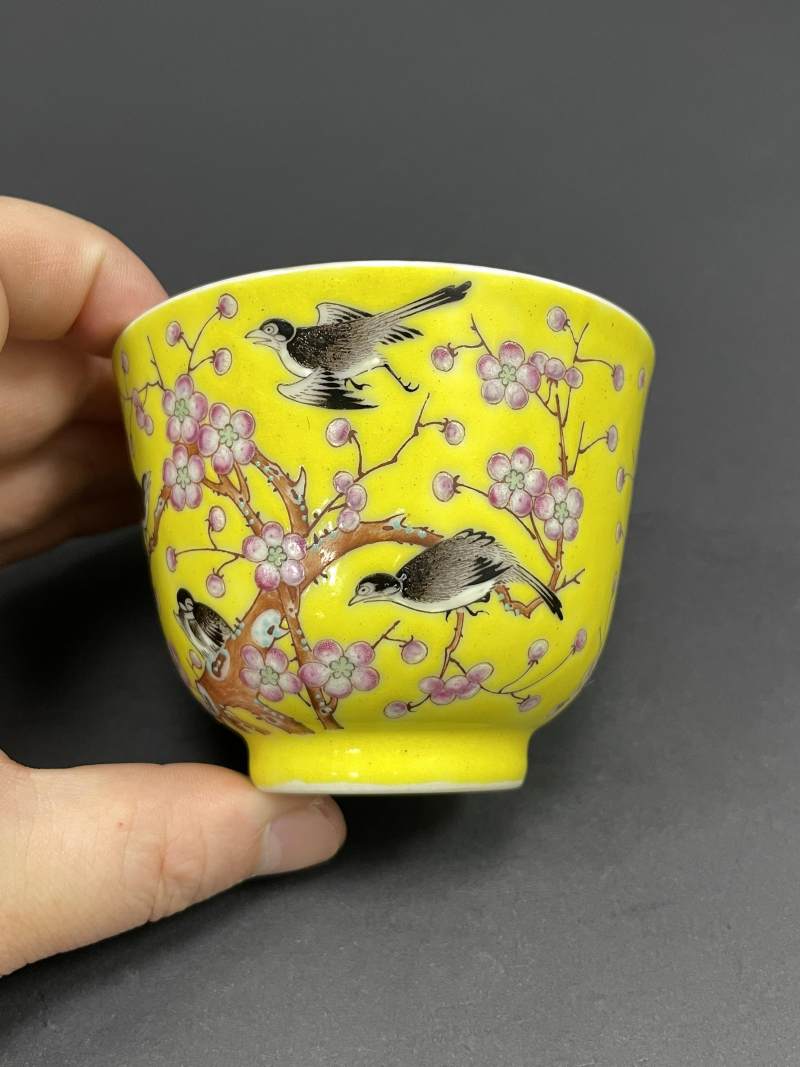 清光绪 黄地粉彩喜鹊登梅图杯 - 图3