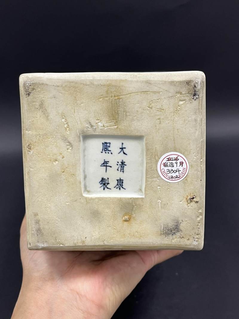 清晚期 墨地素三彩四季花卉纹天圆地方瓶一对 - 图26