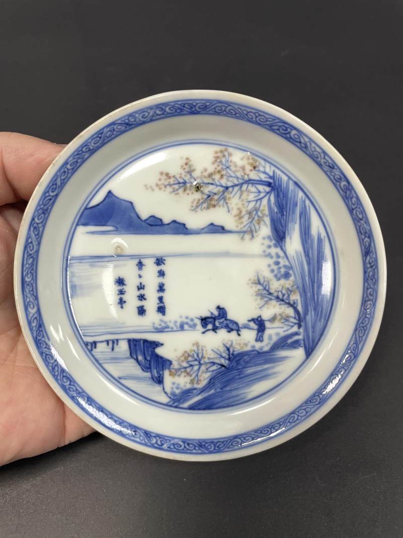 清康熙十年（1671年） 青花釉里红踏雪寻梅图马蹄小盘 - 图2