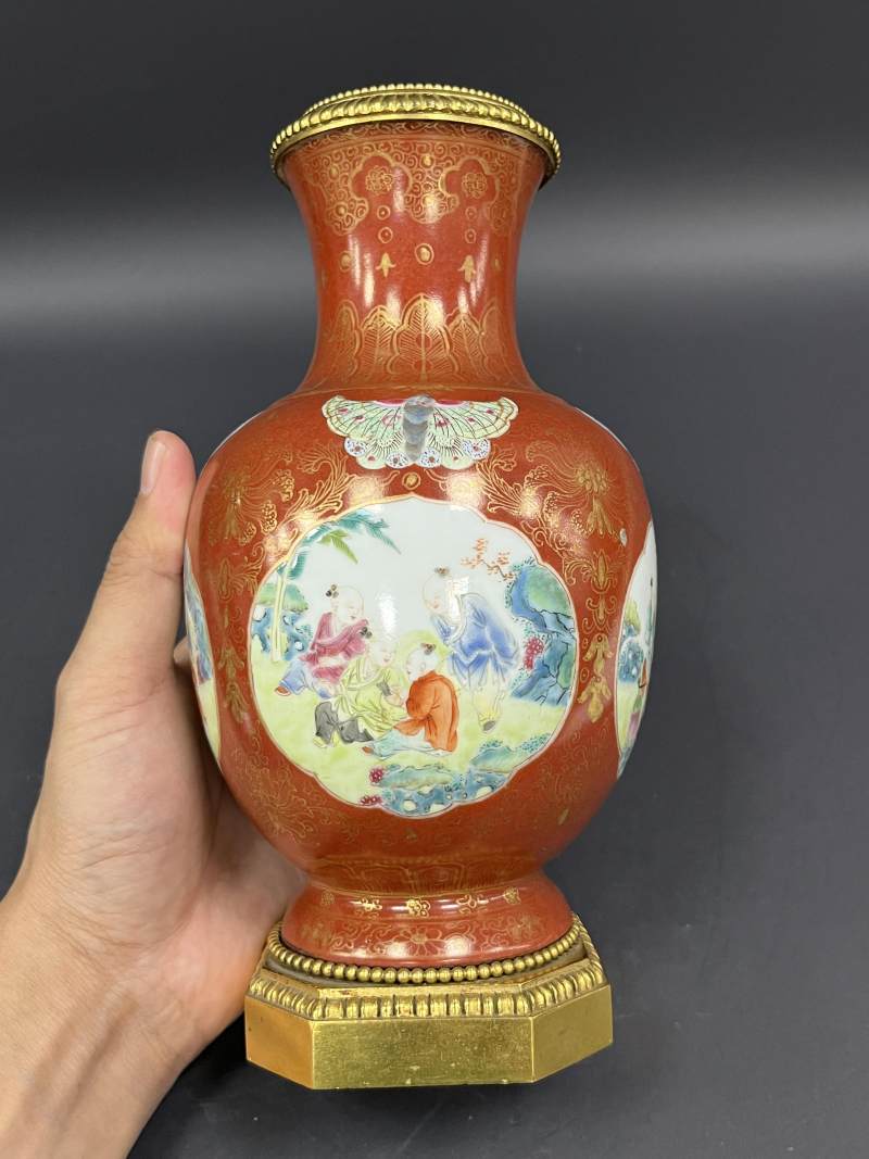 清乾隆 珊瑚红釉描金花卉开光粉彩婴戏图蝶耳尊一对 - 图23