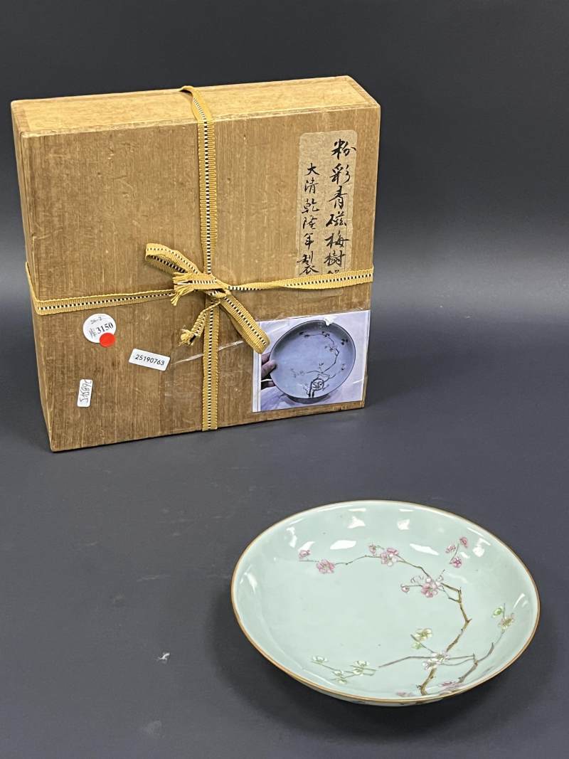 清乾隆 青釉粉彩过枝梅花纹盘 - 图2