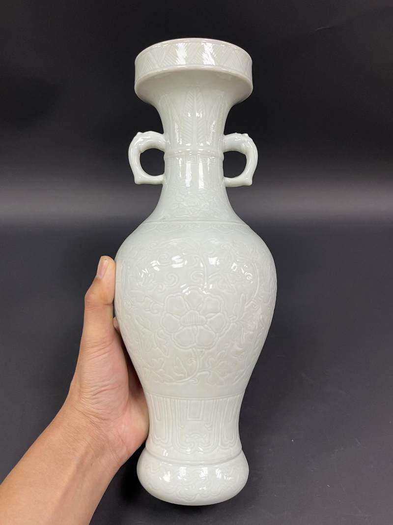 清晚期 青白釉暗刻缠枝花卉纹兽耳盘口瓶 - 图3