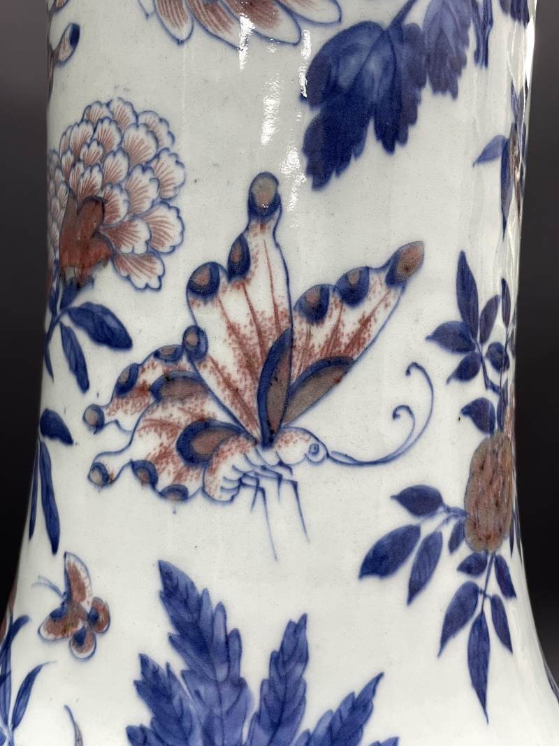 清乾隆 青花釉里红蝶恋花图天球瓶 - 图15