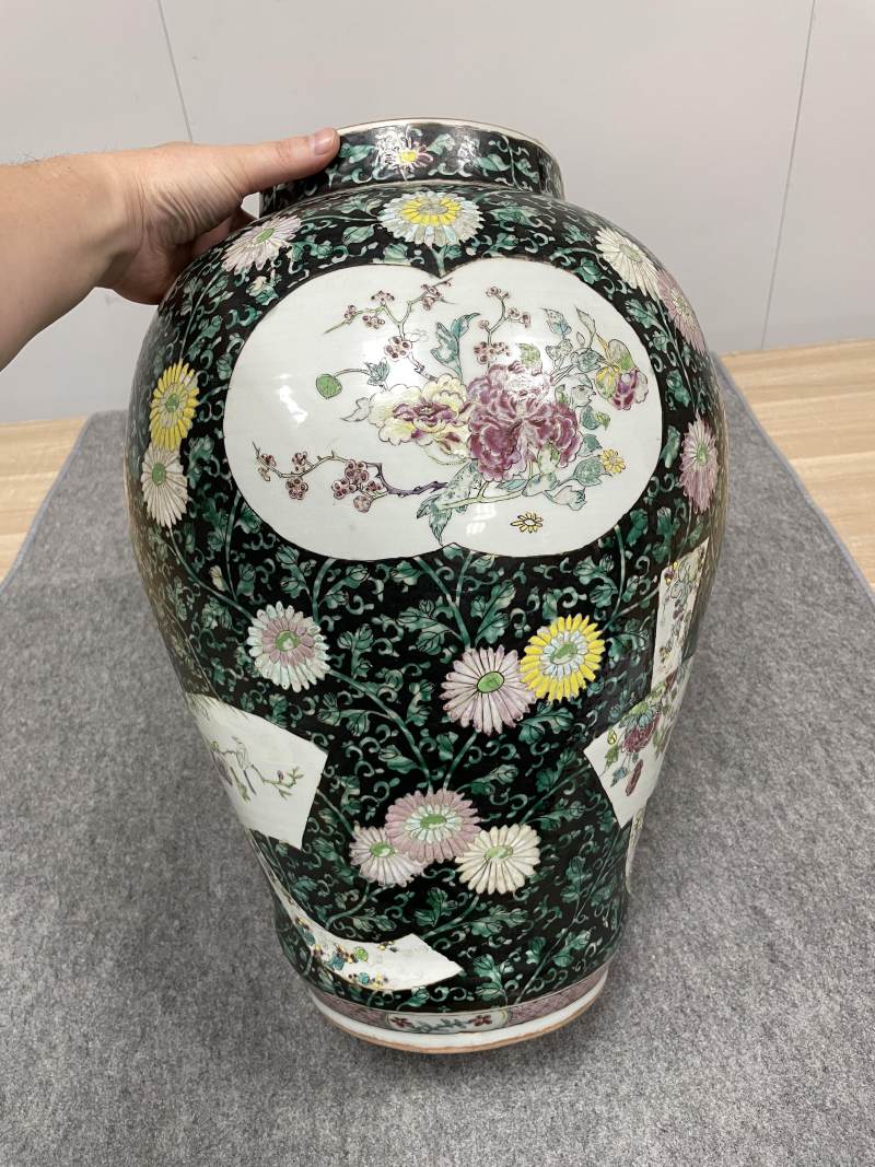 清雍正 墨地粉彩开光花鸟纹大将军罐 - 图5