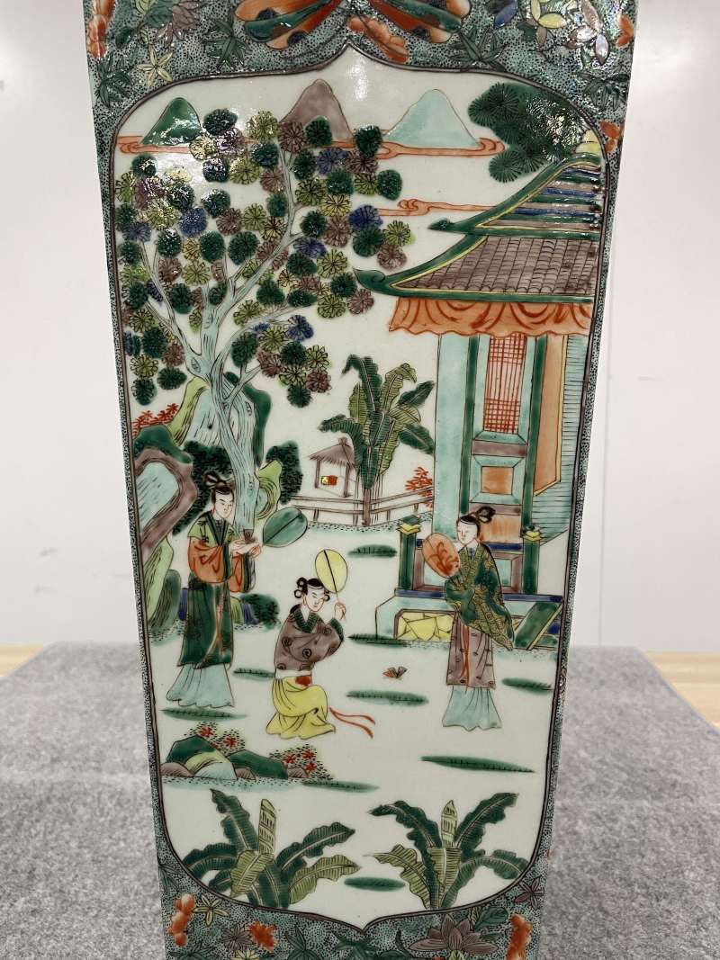 清晚期 五彩花蝶开光仕女图天圆地方大瓶一对 - 图19