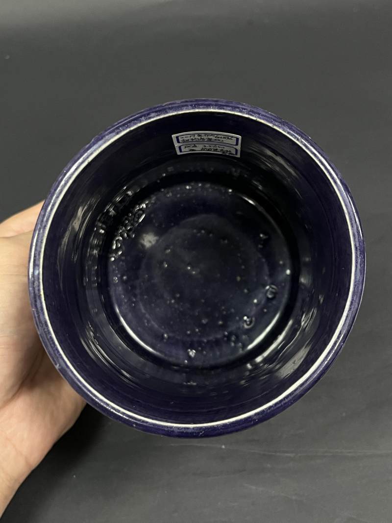 清康熙 茄皮紫釉暗刻杏林春燕图笔筒 - 图5