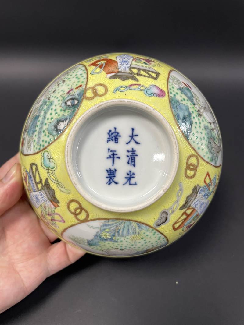 清光绪 内青花外黄地轧道粉彩吉庆升平开光三羊开泰图碗 - 图14