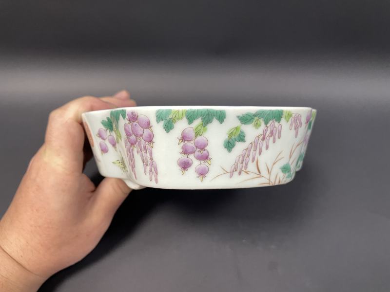 清光绪 粉彩紫藤花蝶图海棠形水仙盆一对 - 图4