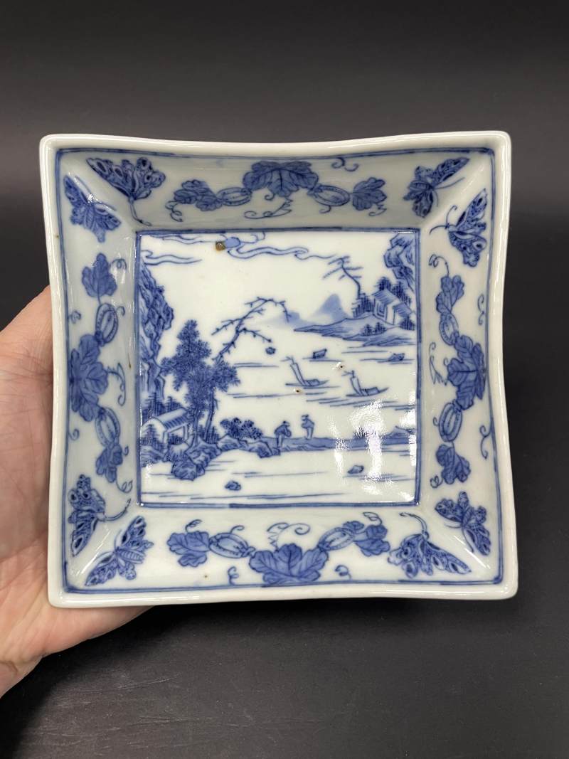 清嘉庆 青花瓜瓞连绵山水人物纹方盘 - 图2