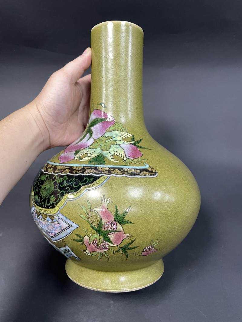清晚期 茶叶末釉粉彩三多纹荸荠瓶 - 图5