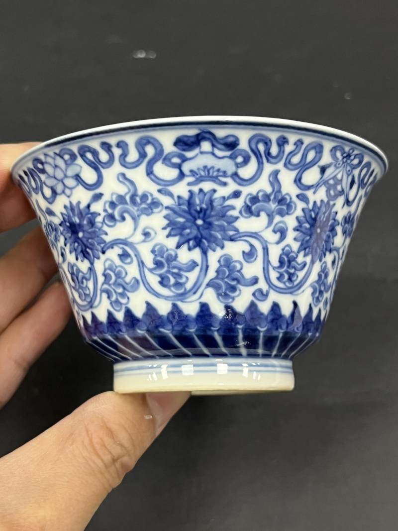 清康熙 浆胎青花缠枝莲托八宝纹马蹄杯一对 - 图2