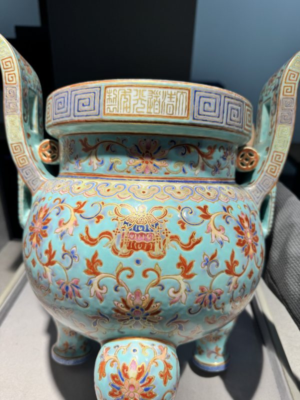 清道光 松石绿地洋彩描金莲托八宝纹朝冠耳炉（或为孤例） - 图6
