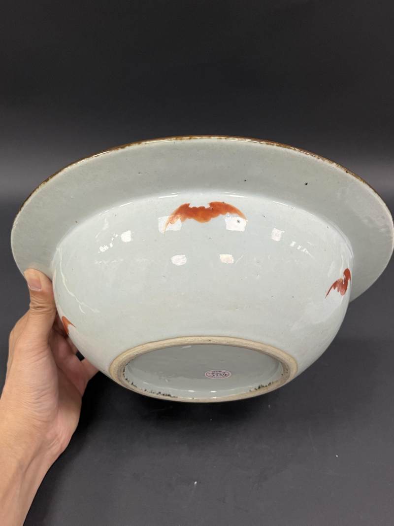 清中期 秋葵绿地洋彩缠枝莲红蝠开光花果纹折沿盆 - 图3