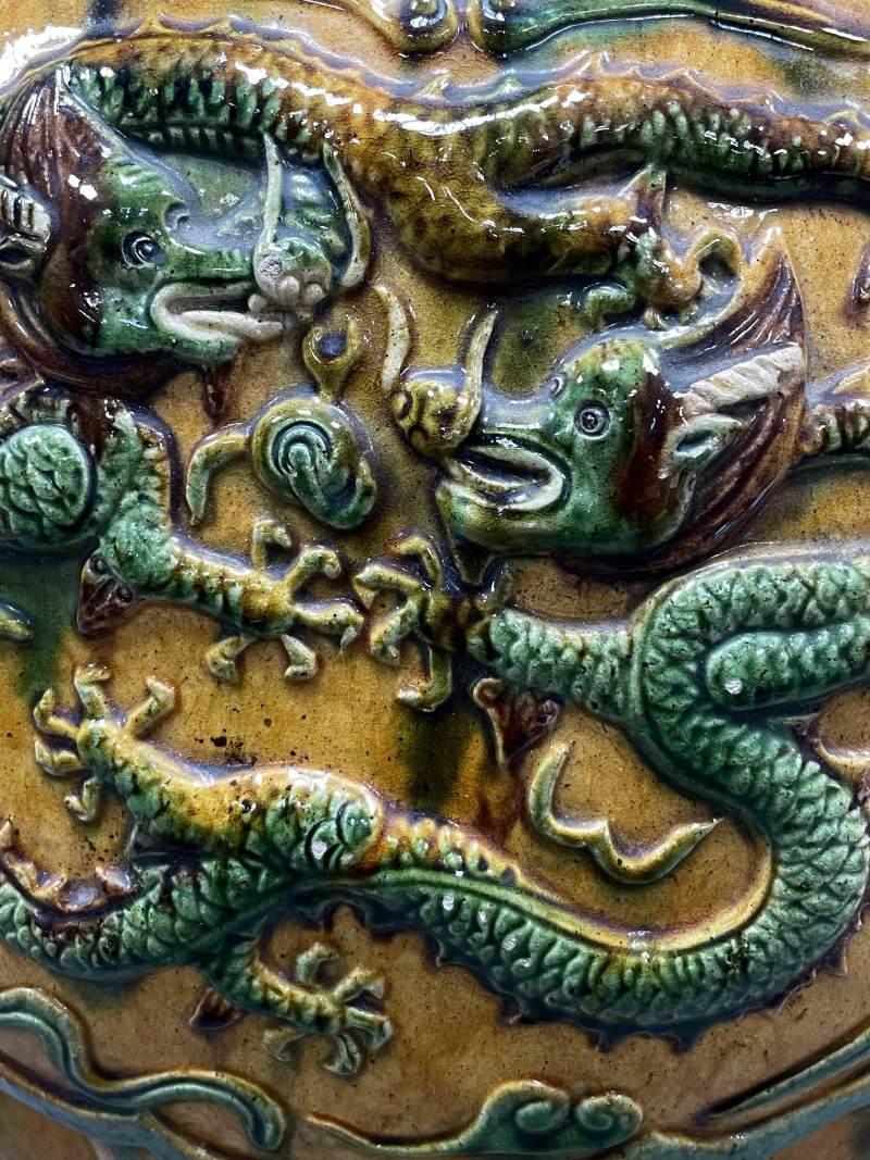 清 珐华鱼化龙纹海棠形狮耳大尊 - 图13