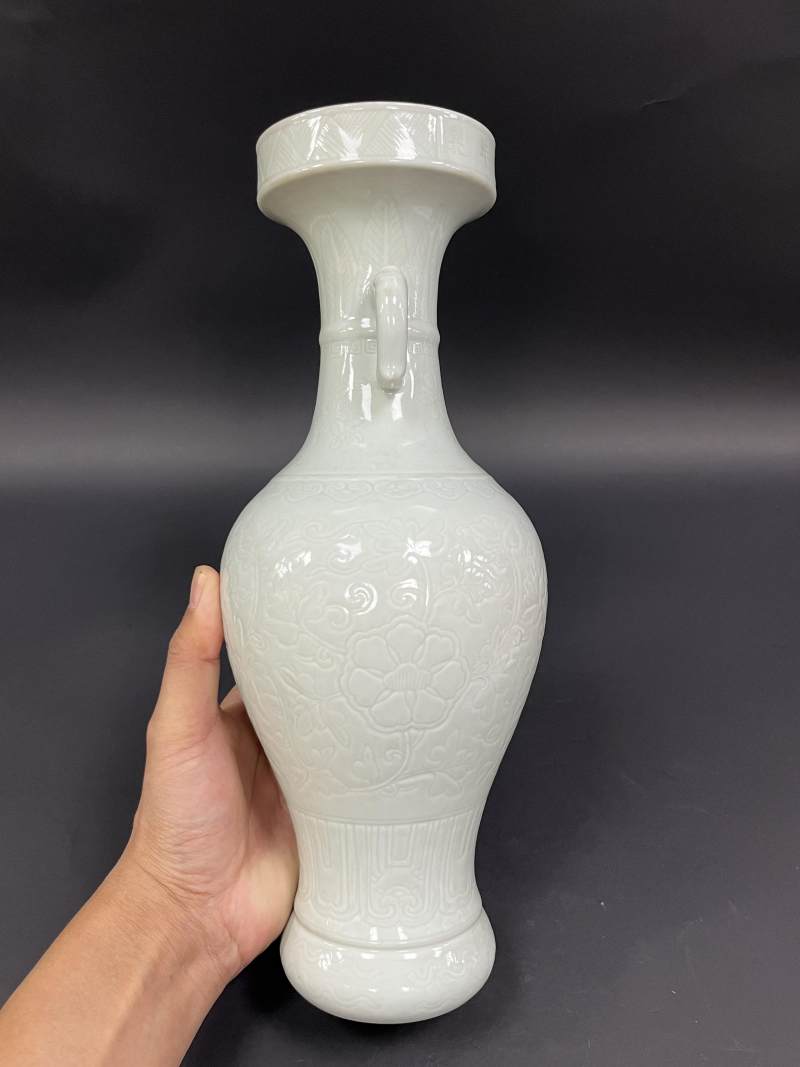 清晚期 青白釉暗刻缠枝花卉纹兽耳盘口瓶 - 图4
