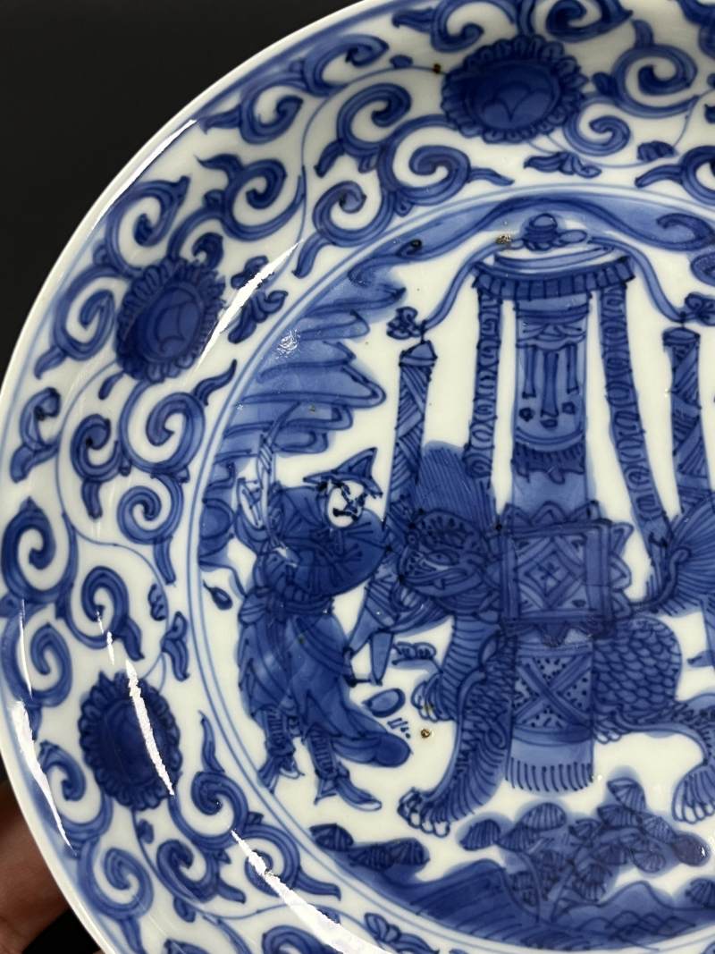 明万历 青花胡人献宝图盘 - 图7