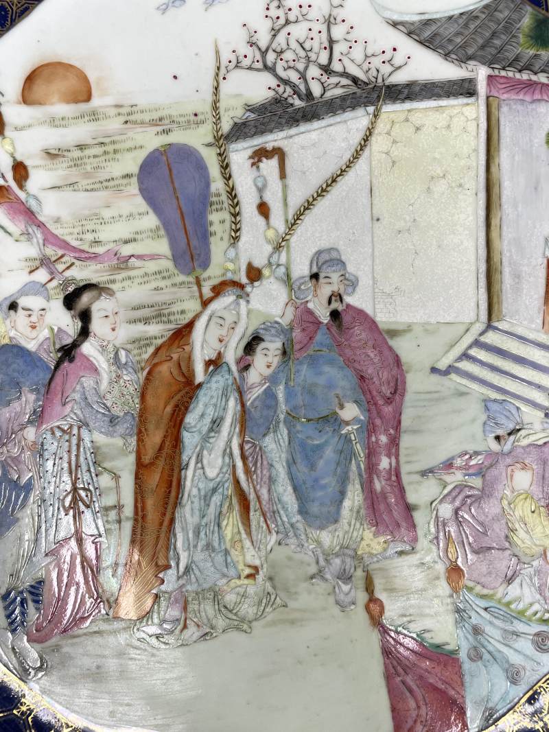 清晚期 蓝釉描金锦地开光粉彩昭君出塞图大盘 - 图5