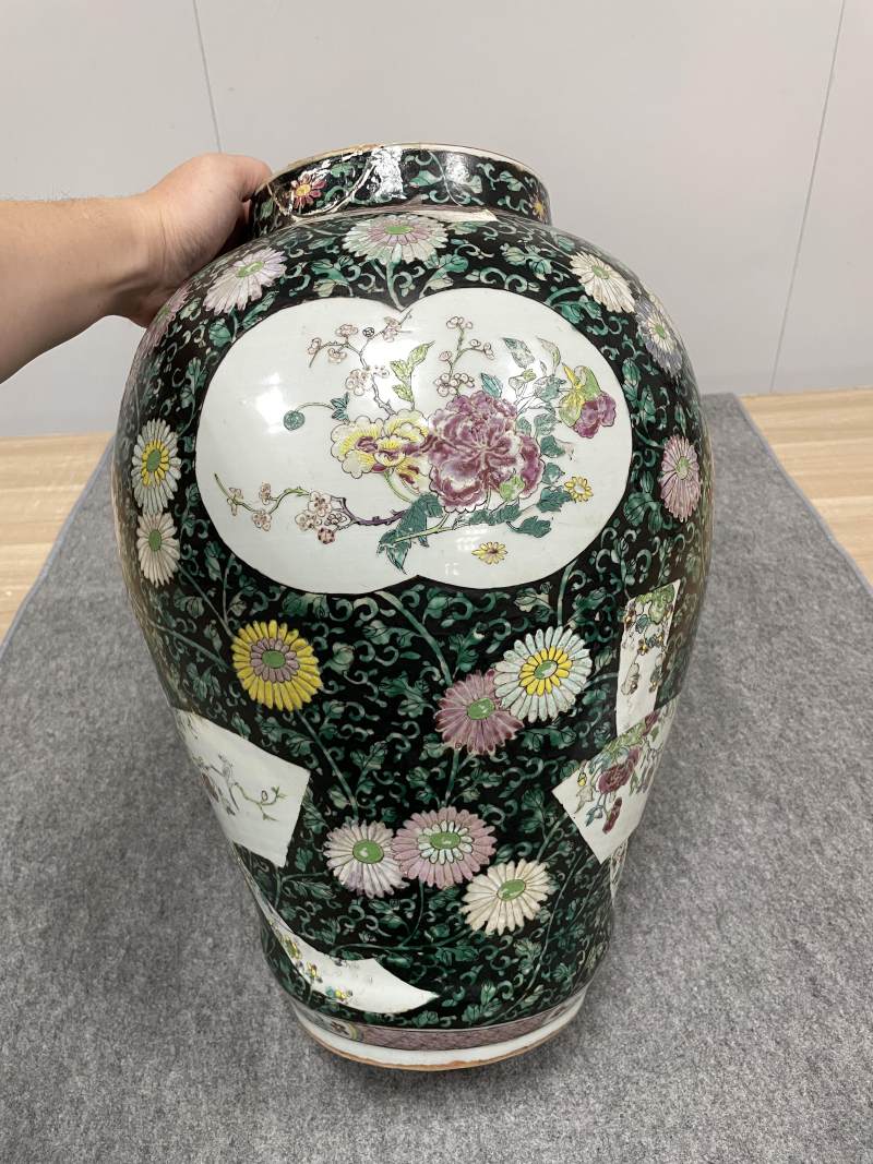 清雍正 墨地粉彩开光花鸟纹大将军罐 - 图6