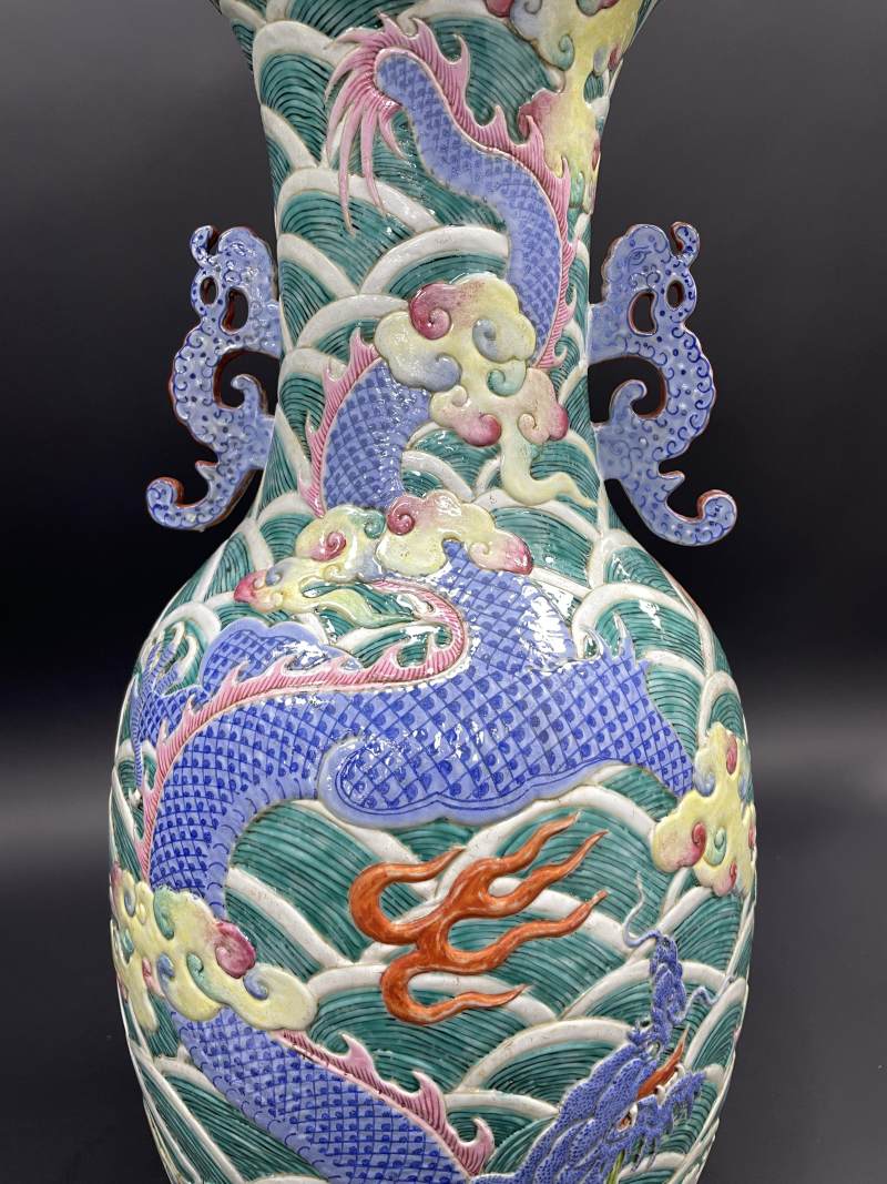 清中期 粉彩凸花海水龙纹螭耳大瓶 - 图9