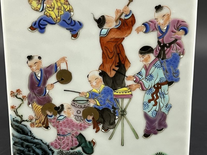 民国 粉彩百子婴戏图琮式瓶 - 图17