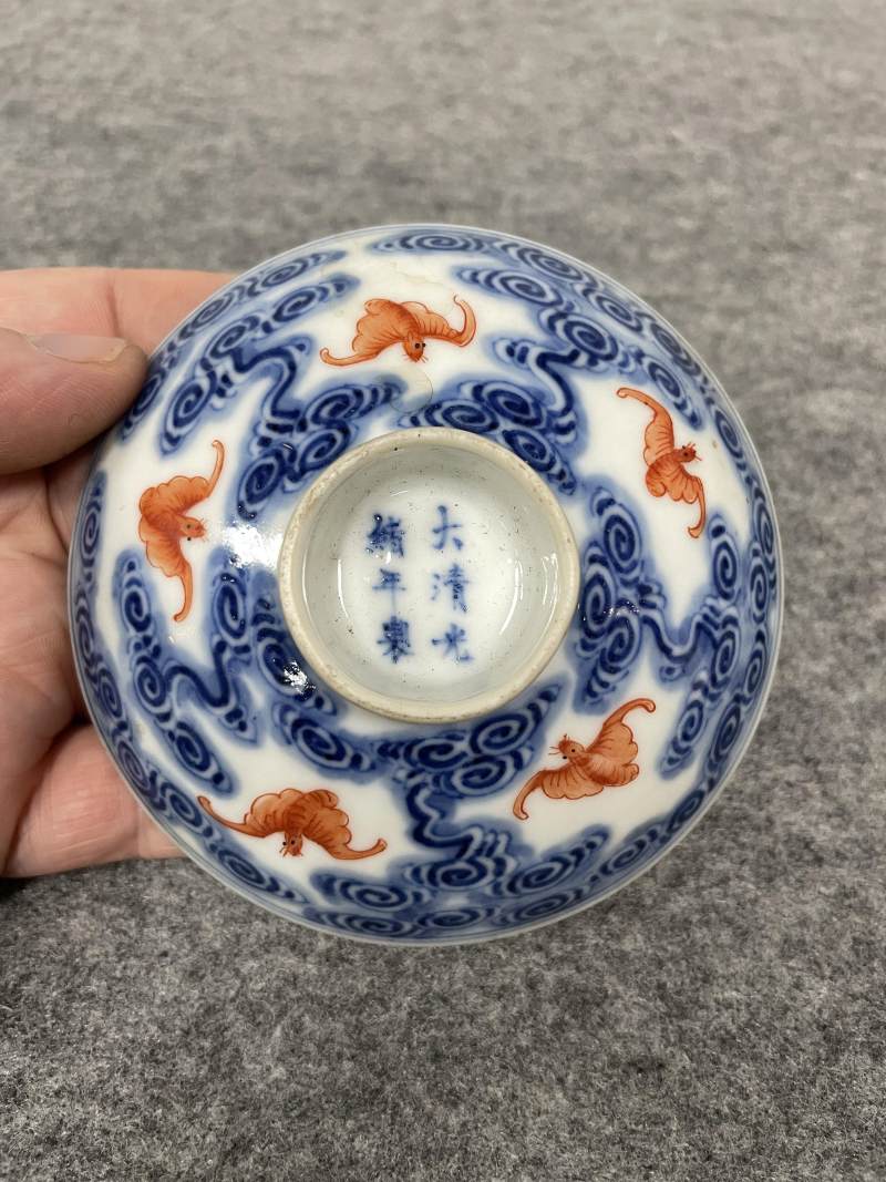 清光绪 青花矾红洪福齐天图杯、碗、盖碗、盘、匙八十三只 - 图87