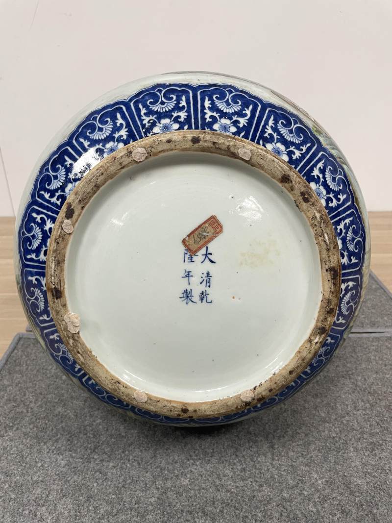 清晚期 青花缠枝莲纹开光粉彩山水人物纹螭耳尊 - 图7