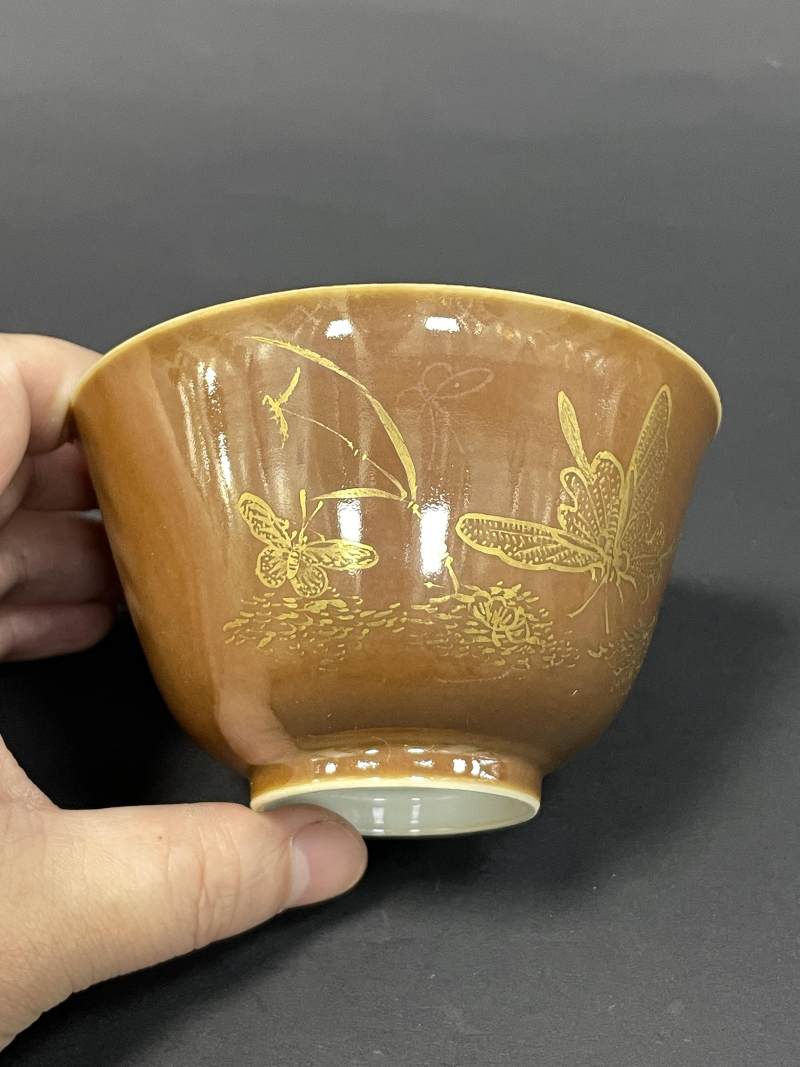 清同治 内青花粉彩暗八仙金玉满堂图外紫金釉描金花蝶纹茶碗 - 图2
